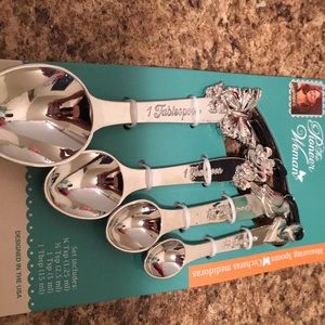 Pioneer woman measuring spoons